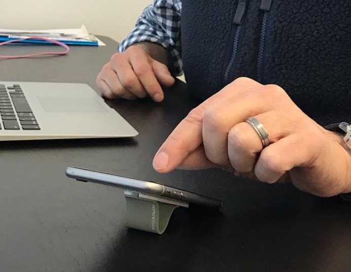 man hand with phonefin stand man hand with phonefin stand